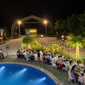 Tổ Chức Tiệc Gia Đình Cạnh Hồ Bơi Khách Sạn Legend Hill: Trải Nghiệm Tuyệt Vời