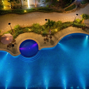 Hồ bơi sang trọng tại Khách sạn Legend Hill – nơi tuyệt vời để tận hưởng những phút giây thư giãn và giải trí trong các ngày hè